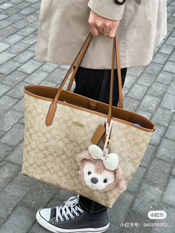 Box size: 35*27cm
Co'Home Snap-on single-sided City tote bag
Classic logo shopping bag tote bag
The big hit is out of stock in minutes!
Match it with different clothes
You can use it all year round! shopping bag