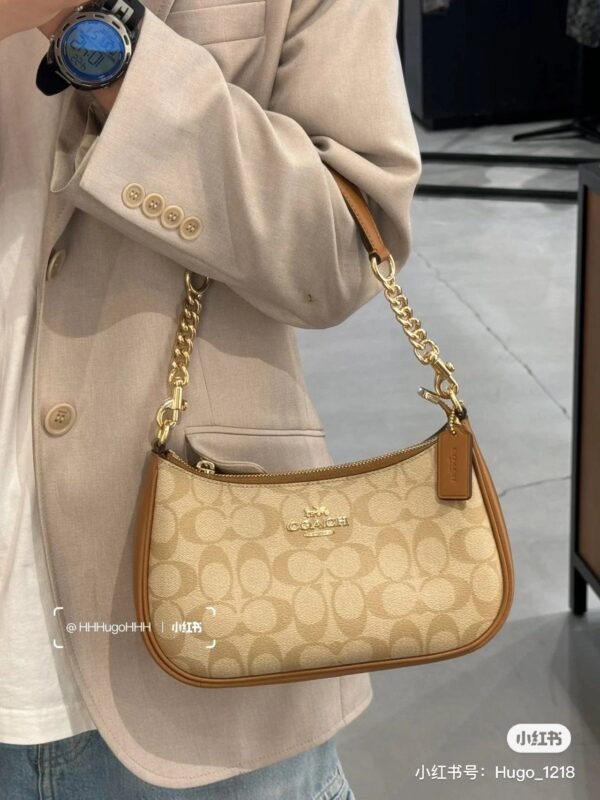 Classic bagThe milk tea color scheme is here! A color scheme suitable for spring and summerIt is a very practical bag type, and you can wear it cross-body under the armpit 25cm